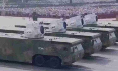 China revela sistema de arma laser LY-1 em grandioso desfile militar