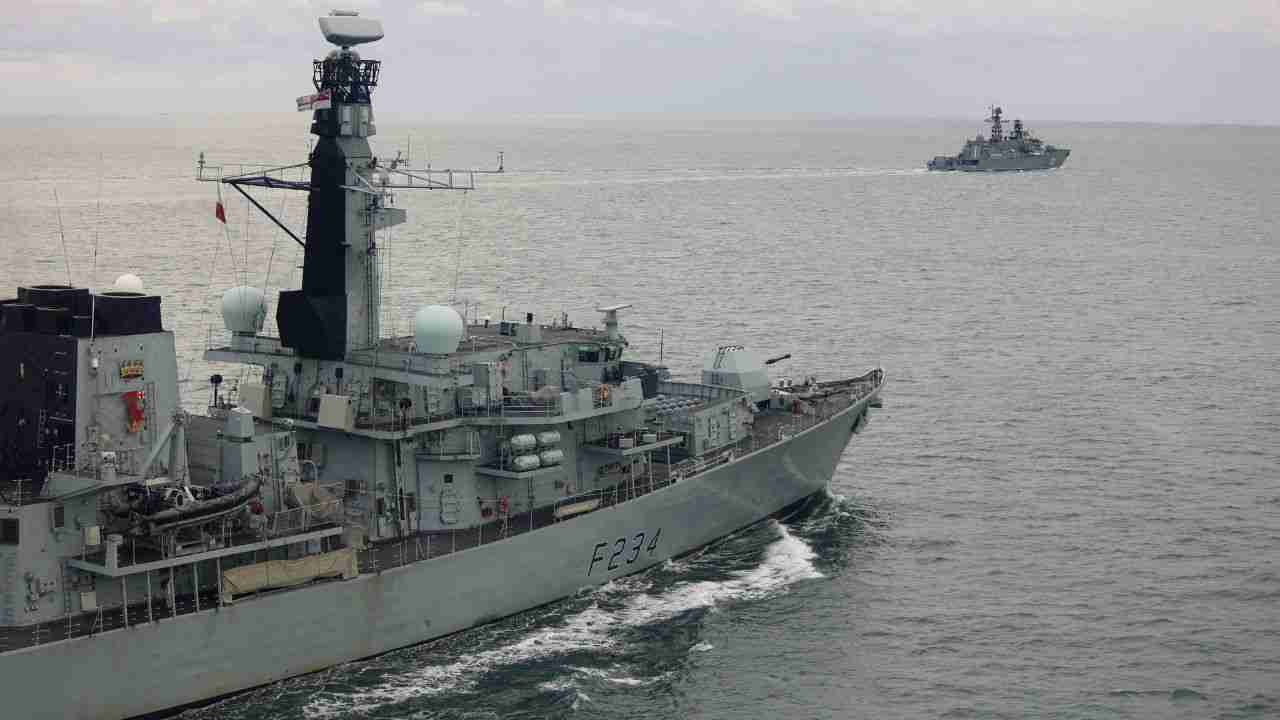Marinha Real monitora navios russos em operação conjunta da OTAN no Atlântico Norte