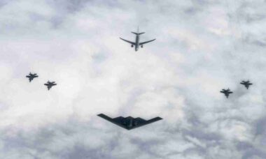 B-2 Spirit realiza ataque marítimo de precisão QUICKSINK com F-35A e P-8 na Noruega
