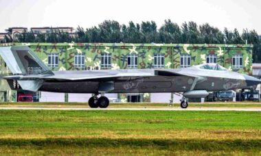 China atinge 300 caças J-20 e consolida vantagem em frota furtiva de quinta geração