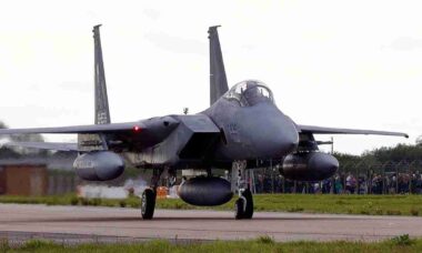 Caças F-15 japoneses chegam ao Reino Unido em missão histórica de cooperação com a OTAN