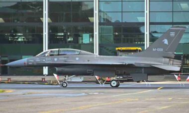 Argentina apresenta primeiro F-16B e avança no programa de modernização da Força Aérea