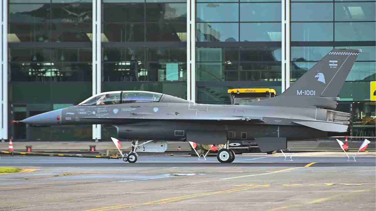 Argentinië presenteert eerste F-16B en zet stappen in moderniseringsprogramma van de Luchtmacht