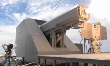 Japão realiza 1º disparo bem-sucedido de canhão eletromagnético no mar