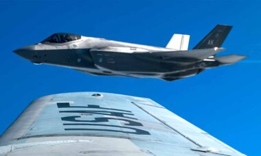EUA enviam caças F-35 ao Caribe e ampliam pressão militar contra a Venezuela (X @usairforce)