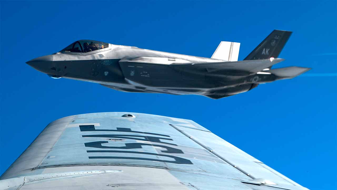 EUA enviam caças F-35 ao Caribe e ampliam pressão militar contra a Venezuela (X @usairforce)