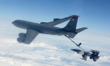 O KC-135 da Força Aérea reabastece um F-16 durante o Red Flag-Alaska 18-1 no Alasca. Foto: flickr