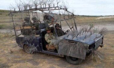 Tropas russas improvisam veículos “Mad Max” para enfrentar drones ucranianos. X @front_ukrainian