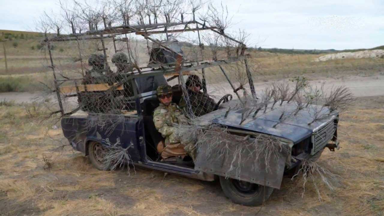 Tropas russas improvisam veículos “Mad Max” para enfrentar drones ucranianos. X @front_ukrainian