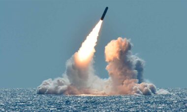 Lançamento de teste do míssil Trident II D5 pelo submarino USS Nebraska (SSBN-739), na Califórnia, em 2008.