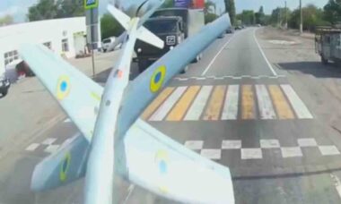Vídeo: Drone ucraniano Bulava RAM-2X destrói caminhão KamAZ russo em Luhansk. Foto: Instagram @ukraine_defence