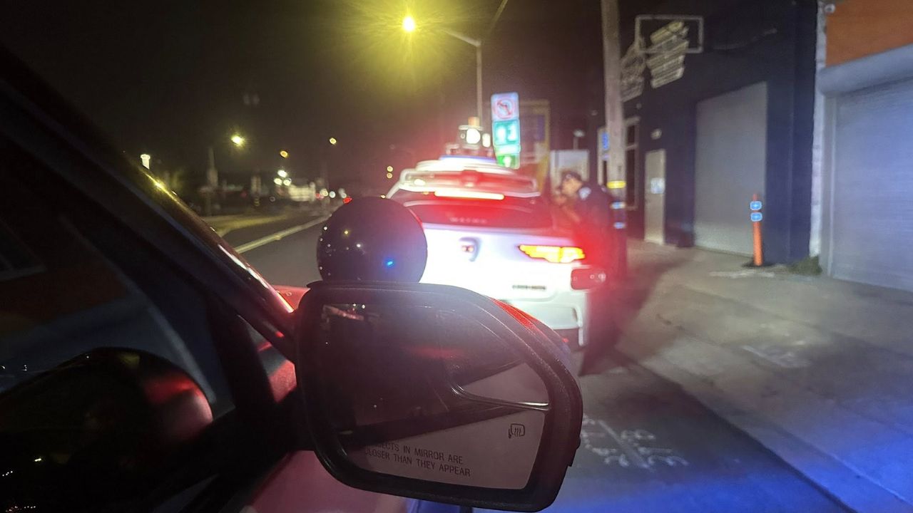 Polícia da Califórnia aborda táxi autônomo Waymo durante operação contra motoristas embriagados