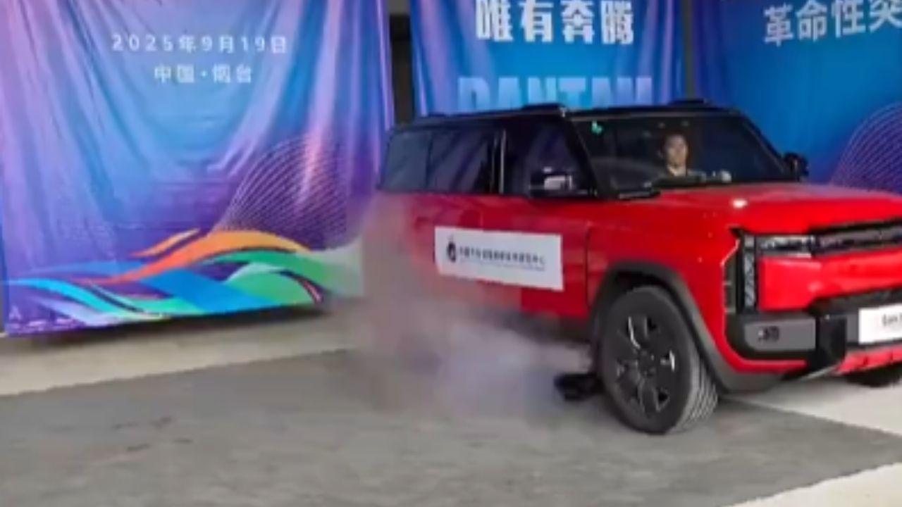 Čína vytváří kontroverzní řešení, které v případě požáru vystřelí baterie elektromobilů