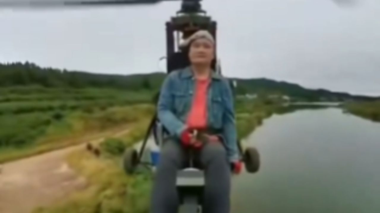 Influencer cinese di 55 anni muore dopo essere precipitato da un aereo ultraleggero