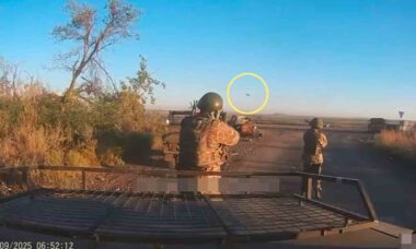 Vídeo mostra pequeno drone ucraniano impedindo movimentação de comboio militar russo. Telegram @ukraine_context