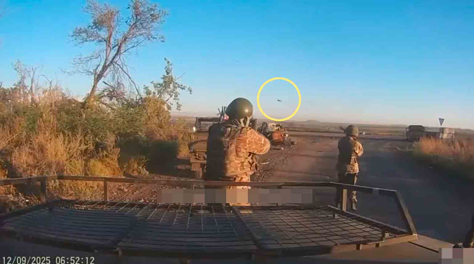 Vídeo mostra pequeno drone ucraniano impedindo movimentação de comboio militar russo. Telegram @ukraine_context