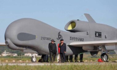 Kim Jong Un supervisiona testes de drones e ordena expansão da produção em série na Coreia do Norte. Foto: KCNA