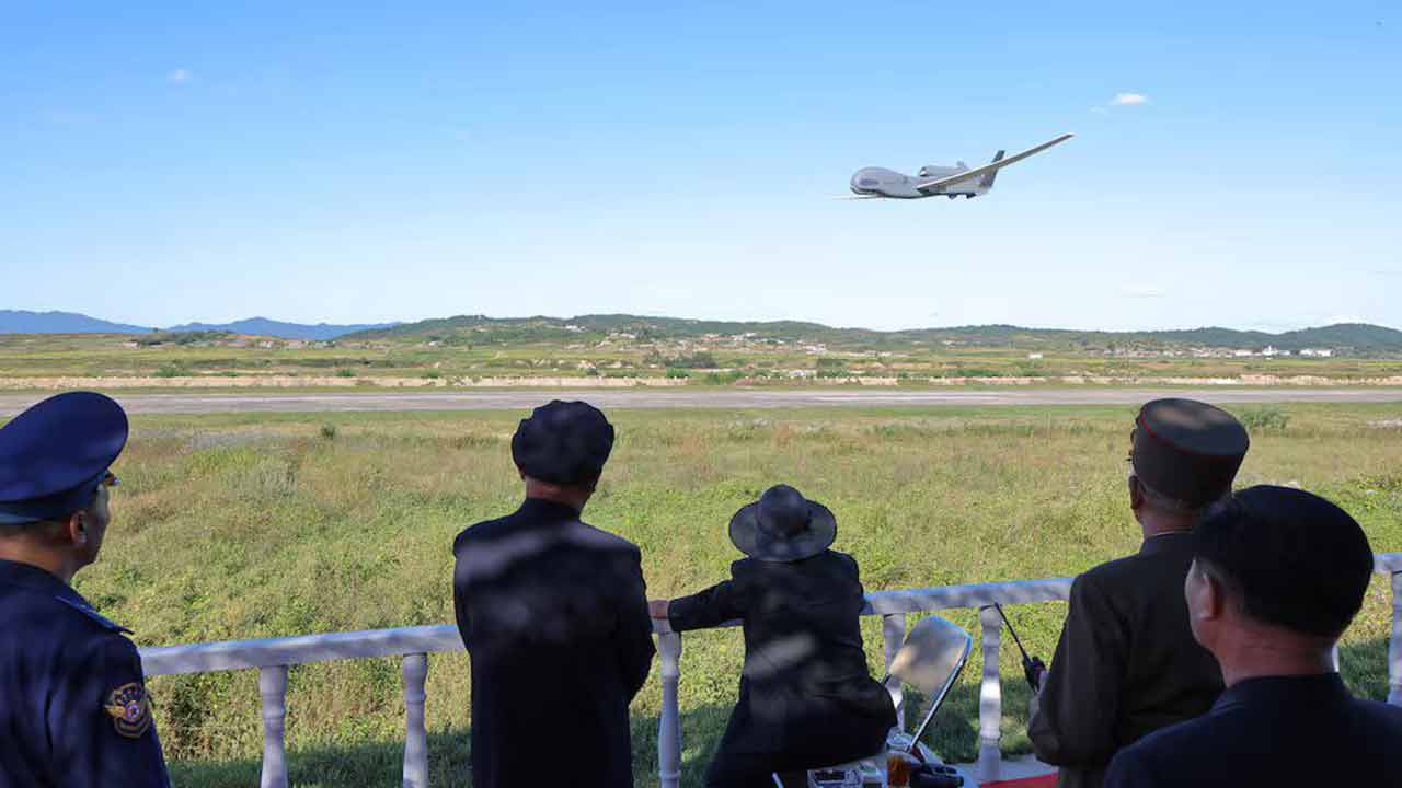 Kim Jong Un valvoo droonitestauksia ja määrää sarjatuotannon laajentamisen Pohjois-Koreassa. Kuva: KCNA