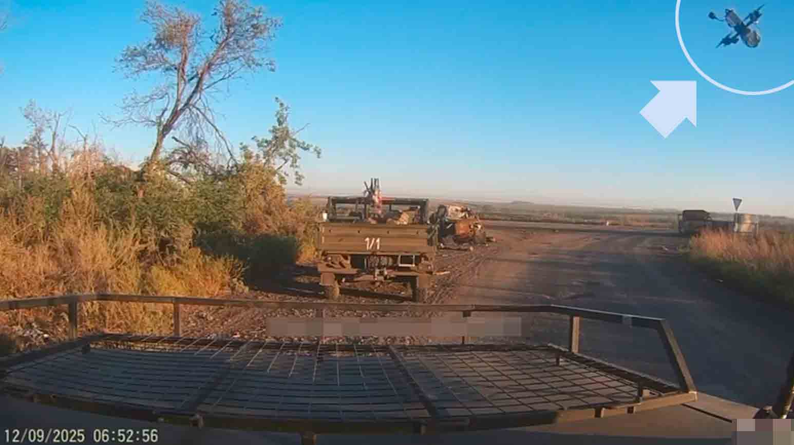 Vídeo mostra pequeno drone ucraniano impedindo movimentação de comboio militar russo. Telegram @ukraine_context