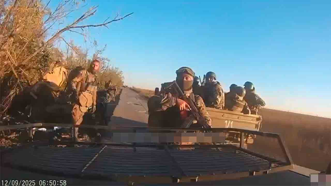 Vídeo mostra pequeno drone ucraniano impedindo movimentação de comboio militar russo. Telegram @ukraine_context