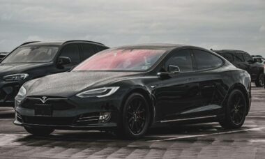 Homem que comprou Tesla por US$ 140 mil há dois anos fica chocado ao descobrir quanto ele vale agora