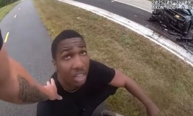 Motorista bate de propósito em viatura da polícia de Illinois durante abordagem