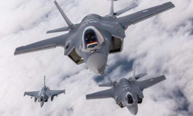 F-35 holandeses e MiG-29 poloneses treinam juntos sobre a Polônia como parte da missão de policiamento aéreo da OTAN. Foto: Organização do Tratado do Atlântico Norte