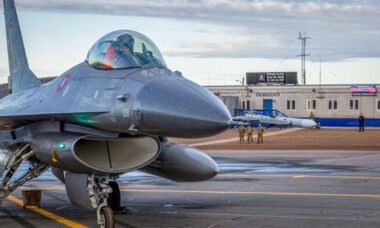 Caças F-16 dinamarqueses visitam base americana na Groenlândia durante exercício Arctic Light. Foto: Anders Viggo Fridberg / Forsvaret