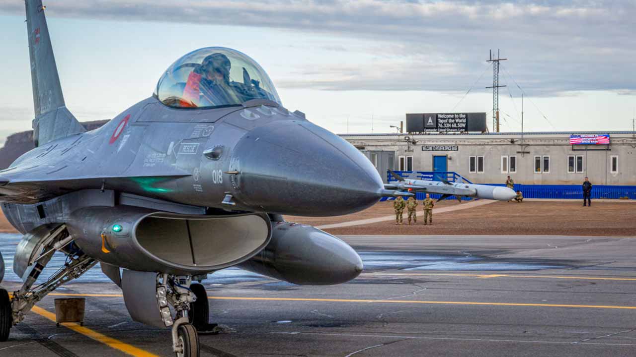 Cazas F-16 daneses visitan base estadounidense en Groenlandia durante el ejercicio Arctic Light. Foto: Anders Viggo Fridberg / Forsvaret
