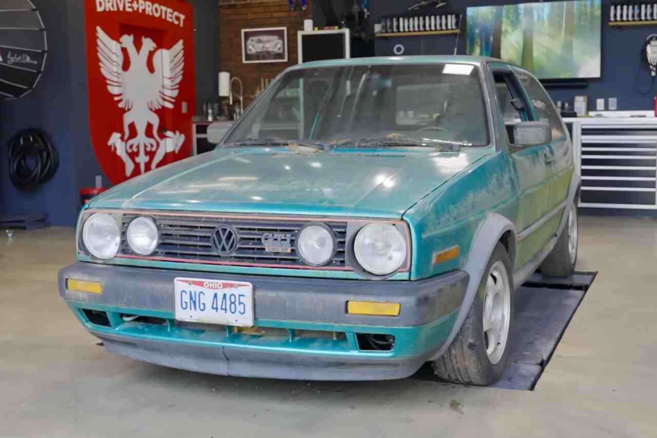 Video: Youtuber lava una Golf GTI abbandonata da un decennio e il risultato impressiona