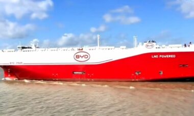 BYD consolida sua frota com oitavo navio capaz de transportar mais de 9 mil carros
