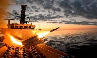 HMS Somerset dispara o Naval Strike Missile durante o exercício Aegir 25, no norte da Noruega. Foto: Royal Navy