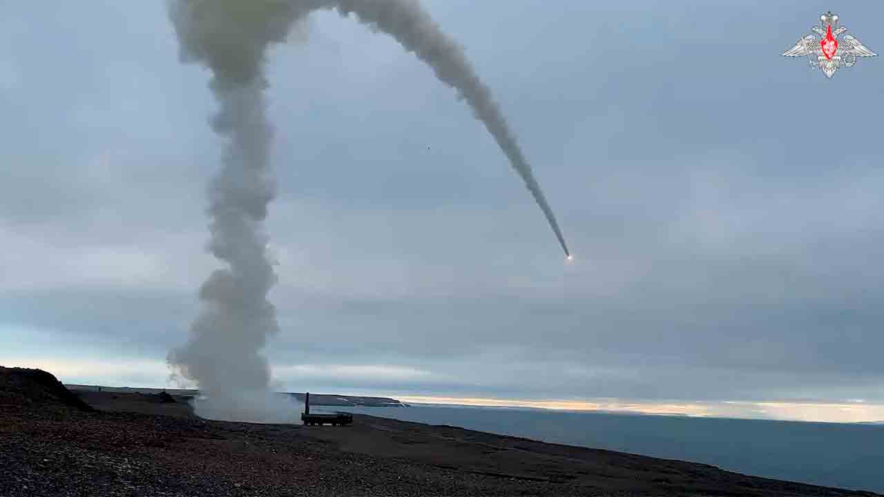 Orosz Északi Flotta 'Oniksz' rakétákat lő az Északi-sarkvidéken a Zapad-2025 hadgyakorlat során. Telegram @mod_russia
