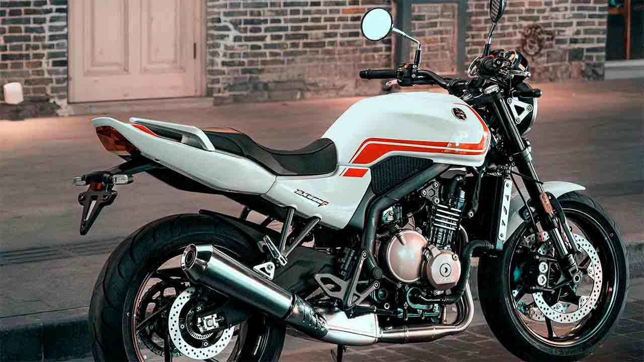 動画: ホンダCB400SFにインスパイアされた新型ZX 500F、CIMAMotorで