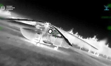 Inteligência ucraniana divulga imagens de ataque a helicópteros russos Mi-8. Telegram @DIUkraine