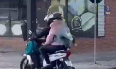 Casal coloca bebê em mochila na garupa da moto e vídeo causa revolta