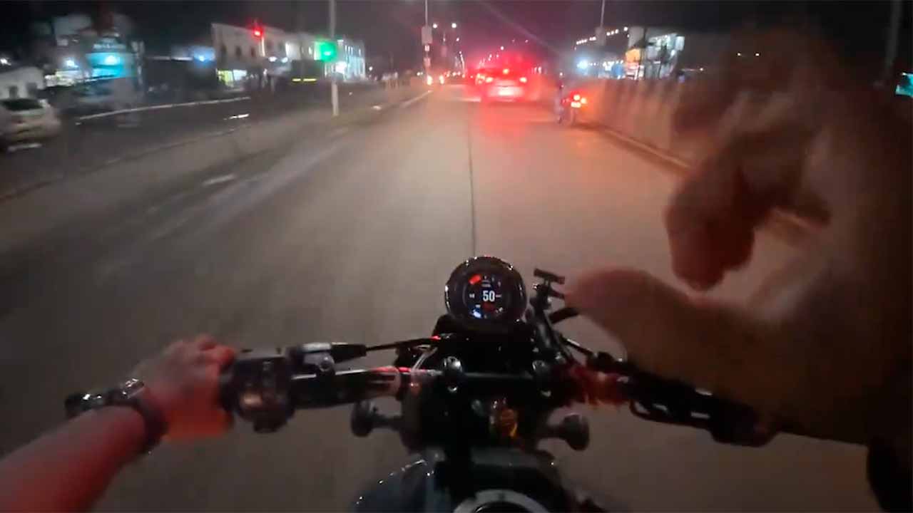 Harley-Davidson-vlogger forårsager ulykke under klage over reservedele – video går viralt i Indien. X @6ppri