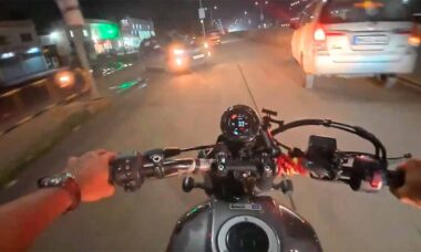 Vlogger da Harley-Davidson causa acidente durante reclamação sobre peças e vídeo viraliza na Índia. X @6ppri