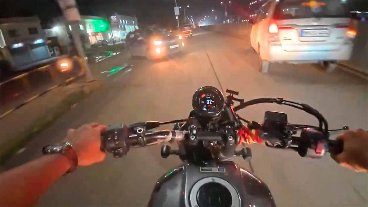 Harley-Davidson-vlogger forårsager ulykke under klage over reservedele – video går viralt i Indien. X @6ppri