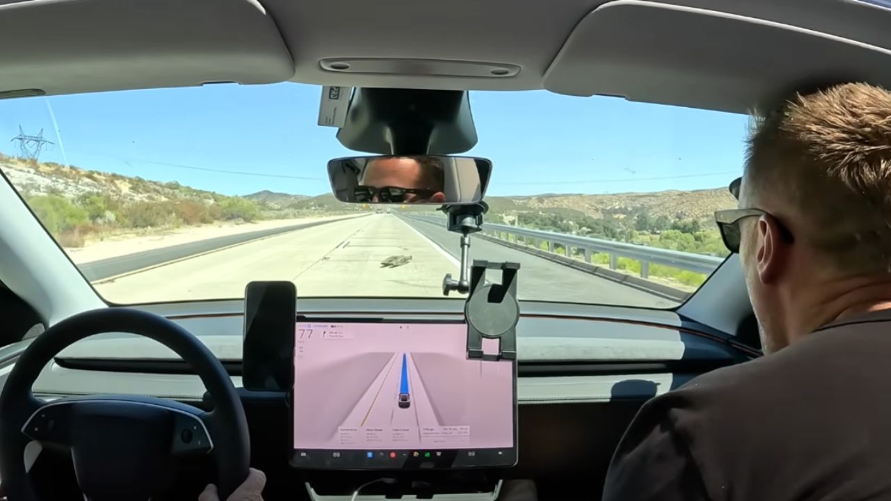 Dono de Tesla Model Y registra momento em que veículo falha gravemente em modo automático