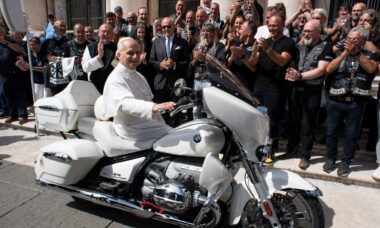 Papa Leão XIV abençoa uma BMW para um leilão beneficente para ajudar crianças