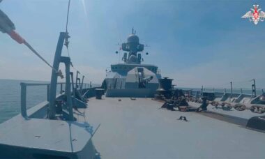 Rússia divulga vídeo de disparos de artilharia do navio de mísseis Veliky Ustyug no Cáspio. Telegram @mod_russia