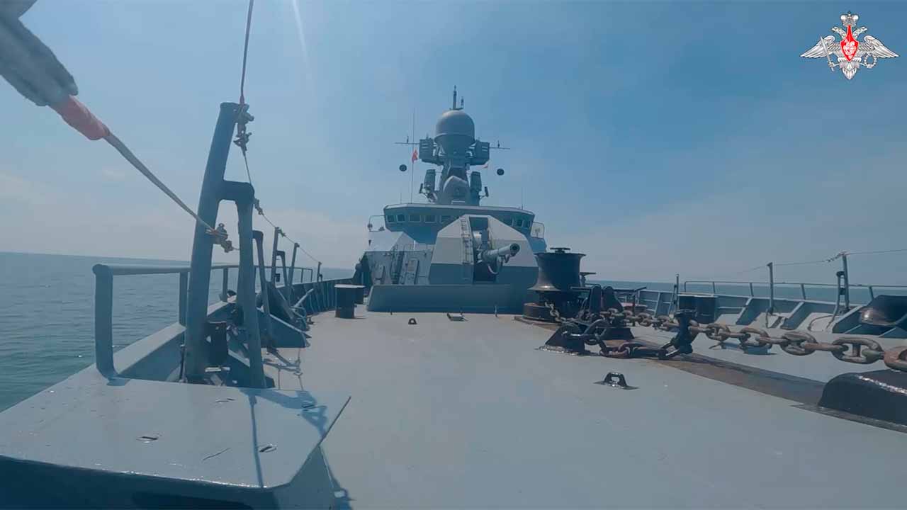 Rusland publiceert video van artillerievuur door raketschip Veliky Ustyug in de Kaspische Zee. Telegram @mod_russia