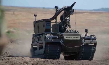 Rússia mostra treinamento do robô de combate “Courier” com armas pesadas. Telegram @mod_russia
