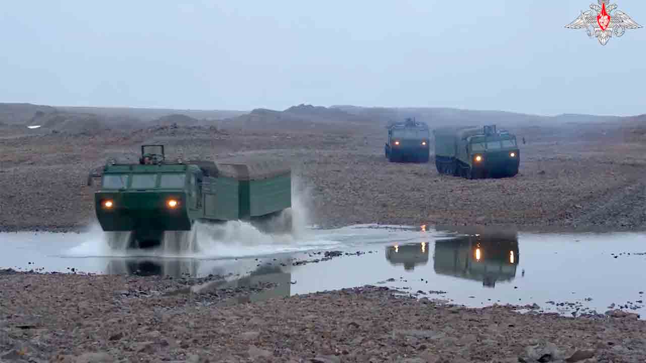 Armada Utara Angkatan Laut Rusia lakukan latihan pendaratan pasukan di pulau Arktik. Telegram @mod_russia