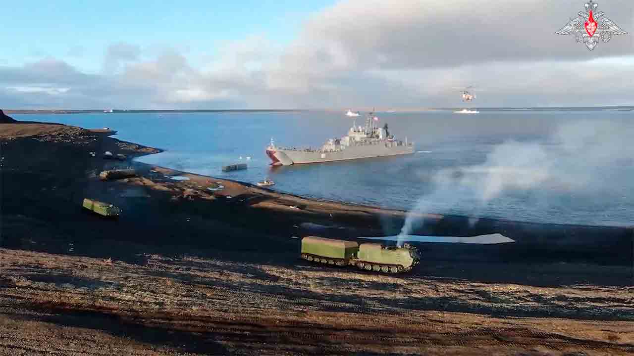Armada Utara Angkatan Laut Rusia lakukan latihan pendaratan pasukan di pulau Arktik. Telegram @mod_russia