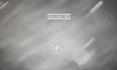 Vídeo chocante mostra míssil disparado por militares dos EUA ricocheteando em OVNI sobre o oceano