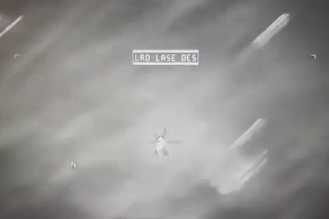 Vidéo choquante montre un missile tiré par l'armée américaine ricochant sur un OVNI au-dessus de l'océan
