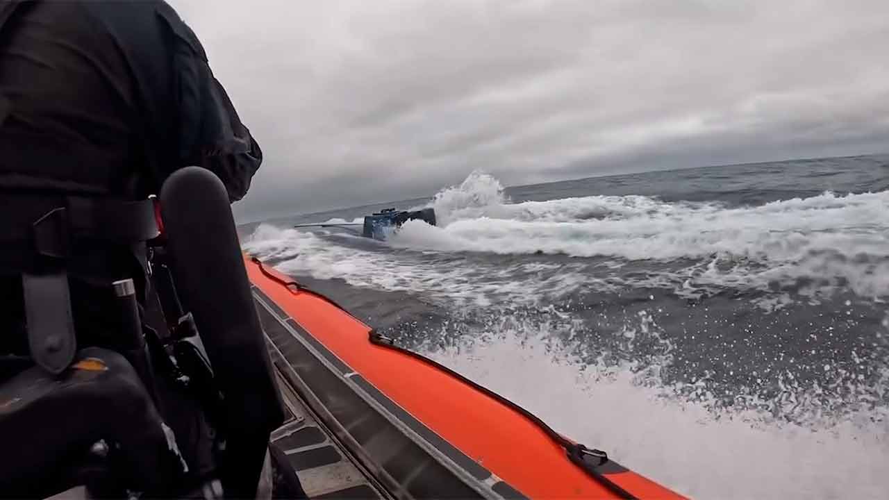 Video toont Amerikaanse Kustwacht die “narco-onderzeeër” in de Stille Oceaan onderschept met tonnen cocaïne. Instagram @uscg