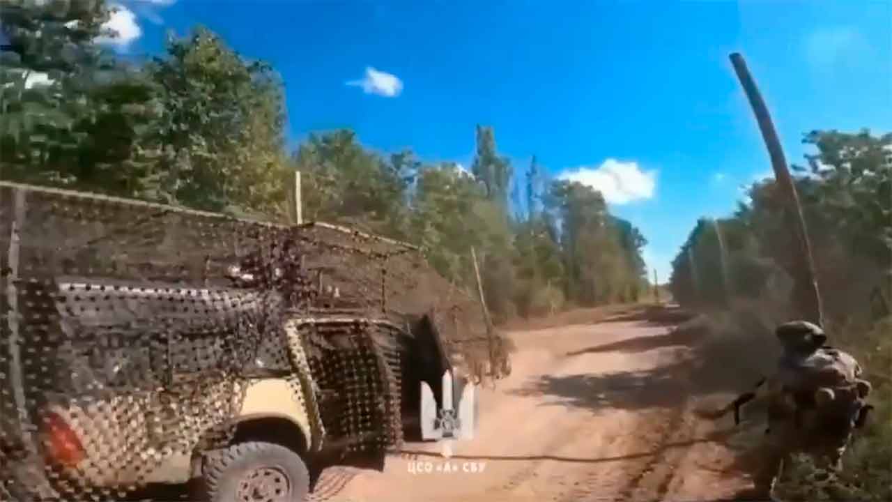 In video, truppe dell’SBU abbattono drone FPV con un fucile durante un inseguimento in Ucraina. Telegram @United24